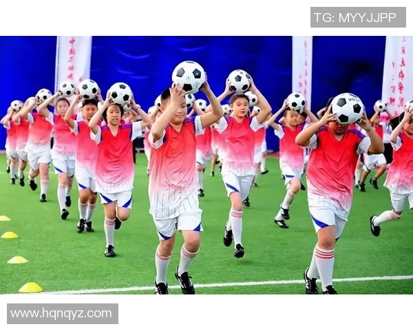 足球明星的孩子展现天赋投球技艺引发热议与关注